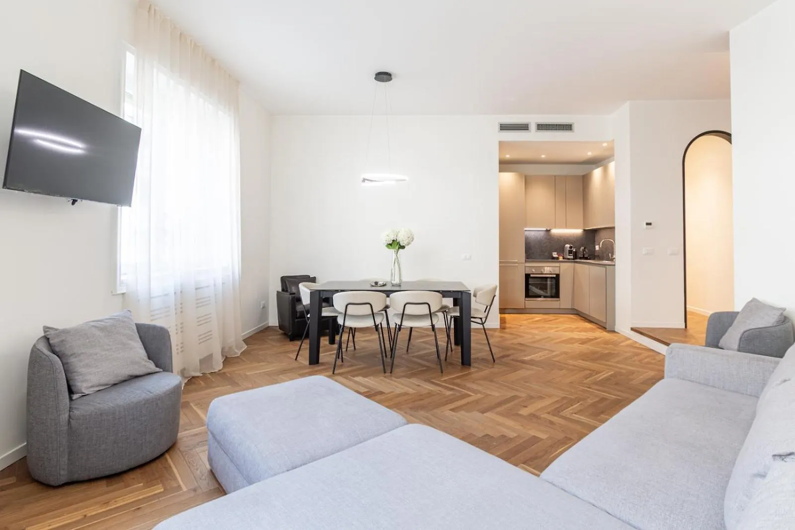 Cool And Big Central Apartment Duomo - White Milan 0*,  Italy