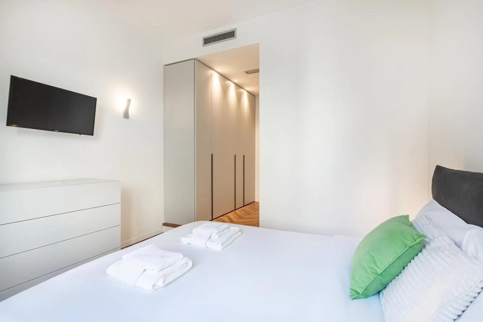 Cool And Big Central Apartment Duomo - White Milan Italy